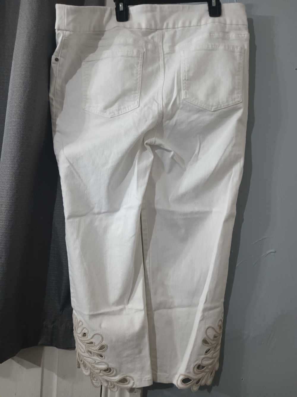 Chico's White Cropped Jeans with Scalloped Embroidered Hem